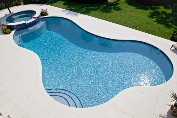 Kolam Renang Berbentuk Organik